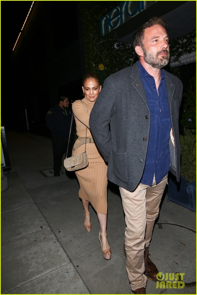 Jennifer Lopez diện đầm bó gợi cảm, hẹn hò ăn tối lãng mạn cùng tình trẻ - Ảnh 3.