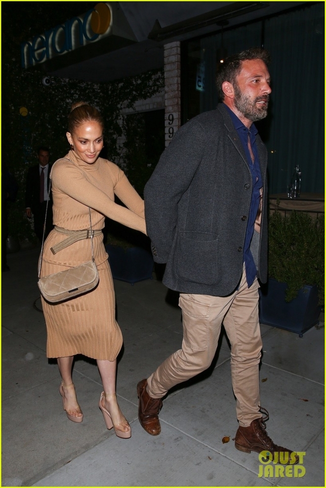 Jennifer Lopez diện đầm bó gợi cảm, hẹn hò ăn tối lãng mạn cùng tình trẻ - Ảnh 4.