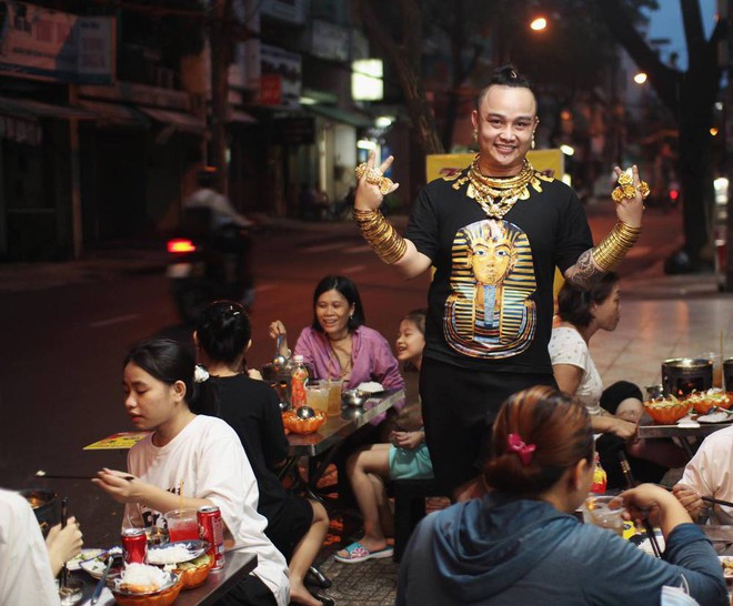 Chủ quán chân gà đeo gần 100 lượng vàng trên người: Ngủ vẫn đeo, đi xa có người bảo vệ - Ảnh 4.