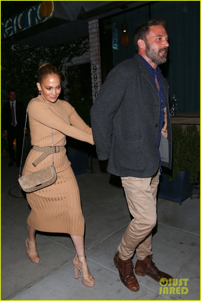 Jennifer Lopez diện đầm bó gợi cảm, hẹn hò ăn tối lãng mạn cùng tình trẻ - Ảnh 5.
