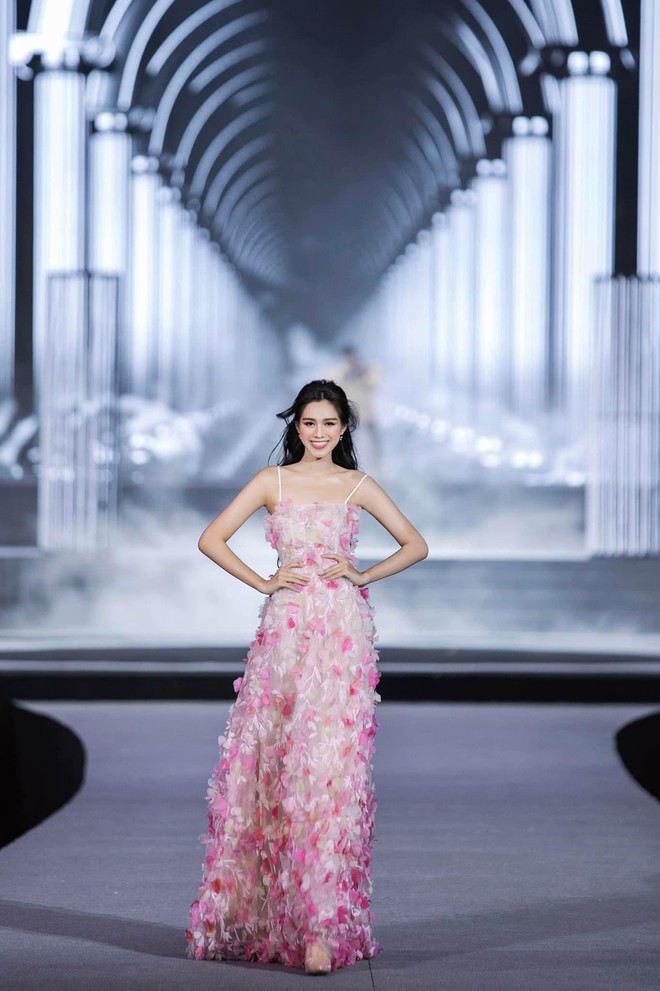 Đỗ Thị Hà quét sạch các sàn runway sau 2 năm đăng quang Hoa hậu Việt Nam - Ảnh 6.