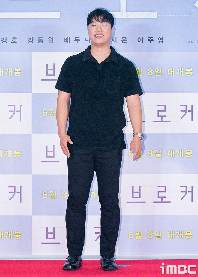 Press conference on the red carpet, gathering 30 A-list stars: Kang Dong Won and V (BTS) beat the obese Lee Min Ho, IU invited BLACKPINK and the top beauties to attend - Photo 40. Press conference on the red carpet, gathering 30 A-list stars: Kang Dong Won and V (BTS) beat the obese Lee Min Ho, IU invited BLACKPINK and the top beauties to attend - Photo 40.