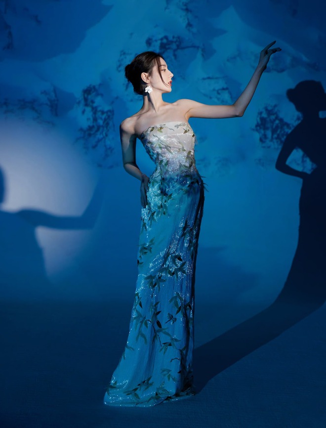 Mỹ nh&acirc;n T&acirc;n Cương c&oacute; th&acirc;n h&igrave;nh ho&agrave;n hảo nhất Cbiz:  Tỉ lệ cơ thể cực phẩm, đ&ocirc;i ch&acirc;n d&agrave;i &ldquo;bạc tỷ&rdquo; v&agrave; lưng đẹp đến h&uacute;t hồn - Ảnh 2.