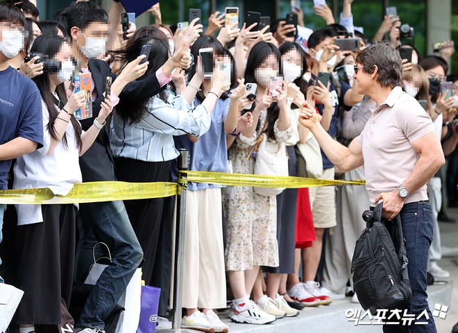 Tom Cruise gây sốt với màn nhập gia tùy tục khi đến Hàn: Hết bắn tim đến tạo dáng kết màn như idol Kpop - Ảnh 5.