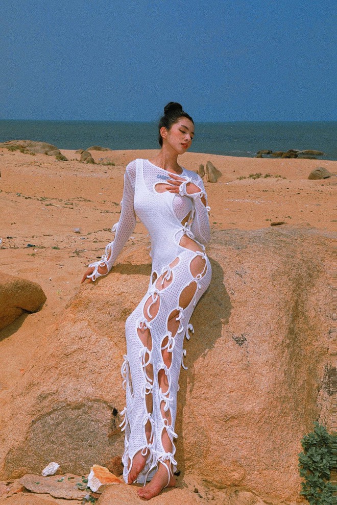 Cẩm Đan diện váy đục lỗ lạ mắt khoe dáng sexy, Lương Thuỳ Linh nóng bỏng với bikini - Ảnh 1.
