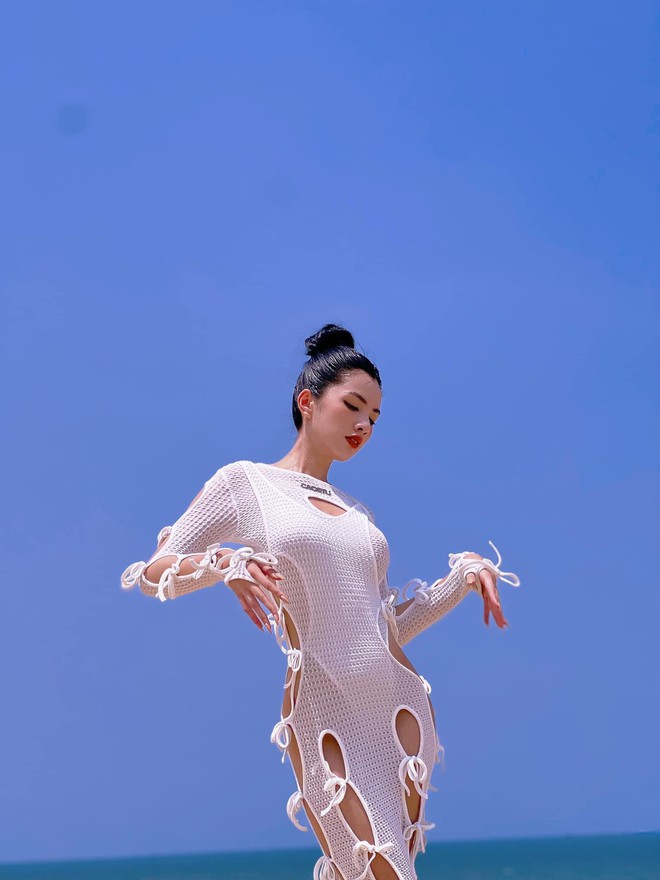 Cẩm Đan diện váy đục lỗ lạ mắt khoe dáng sexy, Lương Thuỳ Linh nóng bỏng với bikini - Ảnh 2.