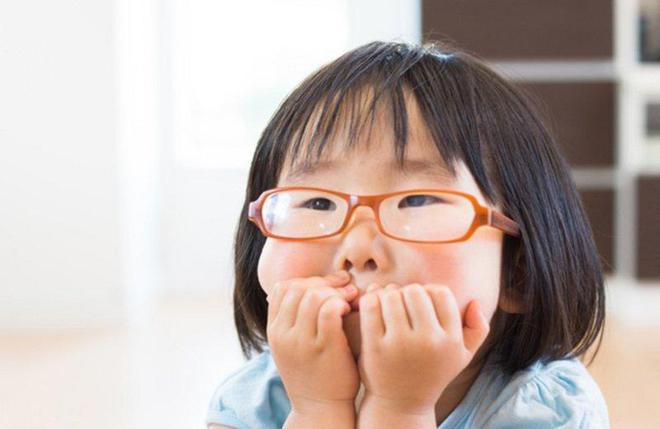 Mới b&eacute; x&iacute;u xiu đ&atilde; bị cận, kh&ocirc;ng muốn b&eacute; tăng độ, bố mẹ trẻ phải l&agrave;m những việc n&agrave;y ngay! - Ảnh 1.