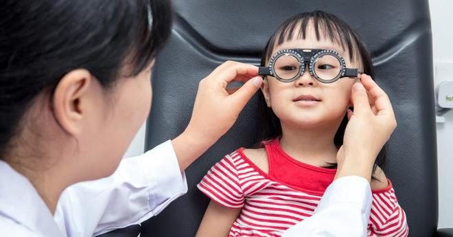 Mới b&eacute; x&iacute;u xiu đ&atilde; bị cận, kh&ocirc;ng muốn b&eacute; tăng độ, bố mẹ trẻ phải l&agrave;m những việc n&agrave;y ngay! - Ảnh 2.