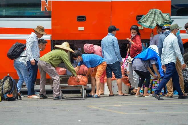 Hà Nội: Người lao động chật vật mưu sinh dưới cái nắng đổ lửa như thiêu như đốt - Ảnh 3.