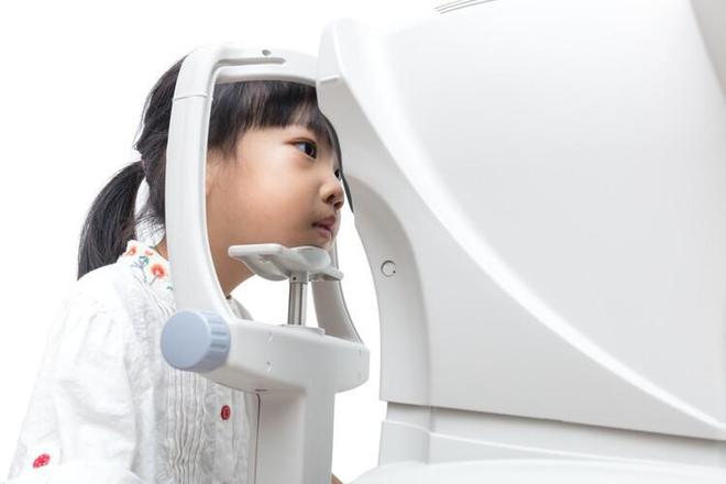 Mới b&eacute; x&iacute;u xiu đ&atilde; bị cận, kh&ocirc;ng muốn b&eacute; tăng độ, bố mẹ trẻ phải l&agrave;m những việc n&agrave;y ngay! - Ảnh 3.