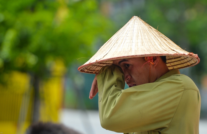 Hà Nội: Người lao động chật vật mưu sinh dưới cái nắng đổ lửa như thiêu như đốt - Ảnh 4.