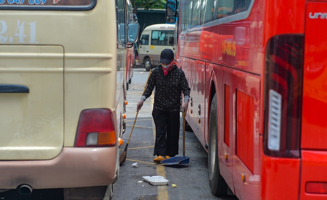 Hà Nội: Người lao động chật vật mưu sinh dưới cái nắng đổ lửa như thiêu như đốt - Ảnh 5.