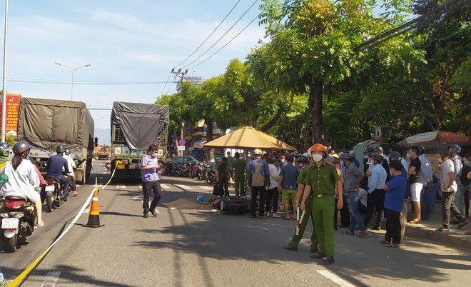 Trên đường đi làm, người phụ nữ bị ô tô tải tông tử vong thương tâm - Ảnh 1.