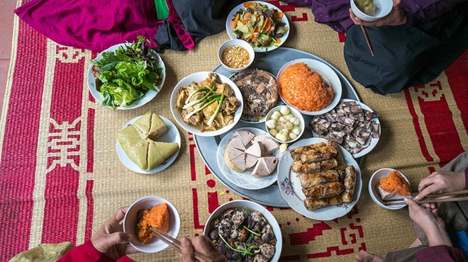 Ăn ngồi bệt tr&ecirc;n s&agrave;n hay ngồi ghế tốt hơn? L&yacute; giải th&uacute; vị từ chuy&ecirc;n gia - Ảnh 1.
