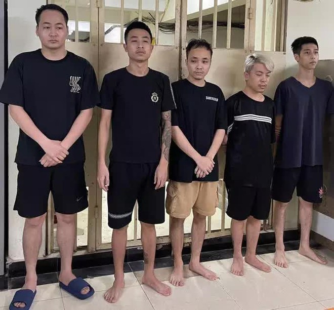 Thiếu ni&ecirc;n 14 tuổi v&agrave;o qu&aacute;n bar chơi hết 25 triệu đồng, 5 người bị khởi tố - Ảnh 1.