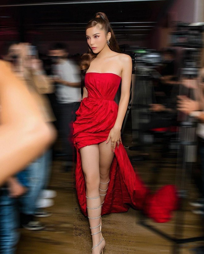 Mặc v&aacute;y cut-out t&aacute;o bạo, Th&uacute;y V&acirc;n khoe nhan sắc g&aacute;i một con n&oacute;ng bỏng b&ecirc;n Kỳ Duy&ecirc;n - Minh T&uacute; - Ảnh 4.