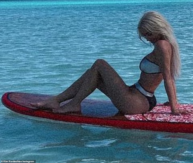 Kim Kardashian quấn quýt Pete Davidson ở biển sau khi tình trẻ vượt qua nội dung kiểm tra bạn trai - Ảnh 9.