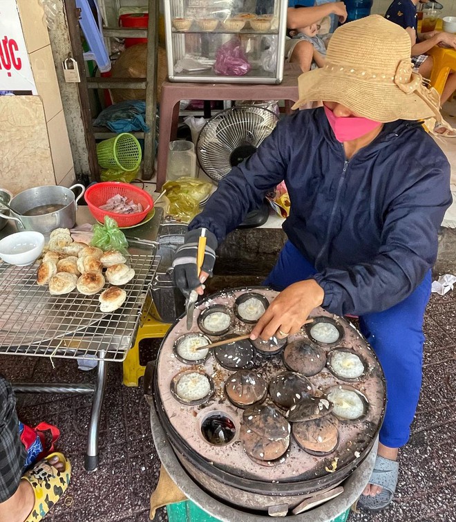 4 quán bánh căn ở Nha Trang cứ ăn là “dính”, người dân địa phương cũng khen tấm tắc - Ảnh 2.