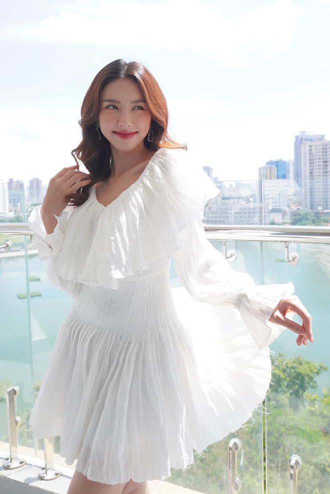 Diện váy trắng giản dị, Thùy Tiên vẫn đẹp hút hồn với nhan sắc thăng hạng sau 6 tháng đăng quang - Ảnh 2.