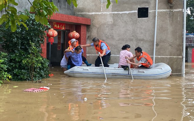 Loạt ảnh: Lũ kỷ lục càn quét Trung Quốc, nhiều ngôi nhà bị nhấn chìm buộc người dân phải sơ tán - Ảnh 6.