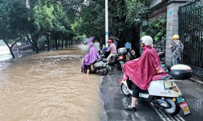 Chùm ảnh: Mưa lũ kỷ lục càn quét Trung Quốc, nhiều ngôi nhà bị nhấn chìm khiến người dân buộc phải di tản - Ảnh 13.
