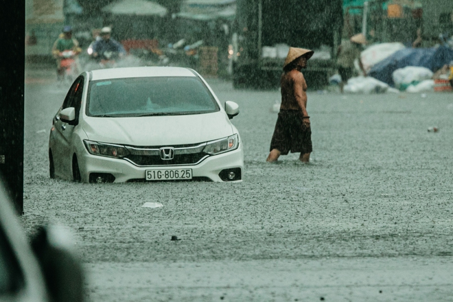 TP.HCM mưa trắng trời khiến nhiều tuyến phố ngập sâu: Người dân chật vật tát nước khỏi nhà, trẻ nhỏ thích thú nô đùa - Ảnh 3. TP.HCM mưa trắng trời khiến nhiều tuyến phố ngập sâu: Người dân chật vật tát nước khỏi nhà, trẻ nhỏ thích thú nô đùa - Ảnh 3.