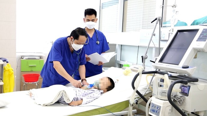 B&eacute; trai 32 th&aacute;ng tuổi đột ngột quấy kh&oacute;c, t&iacute;m t&aacute;i v&igrave; miếng thịt t&ocirc;m - Ảnh 1.