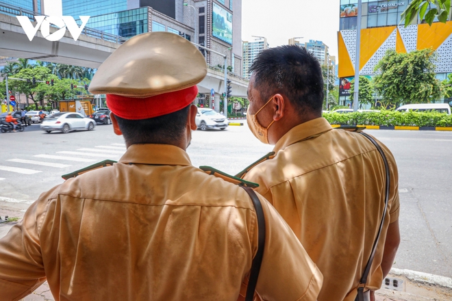 Cảnh sát giao thông Hà Nội đẫm mồ hôi làm nhiệm vụ giữa nắng đổ lửa - Ảnh 9.