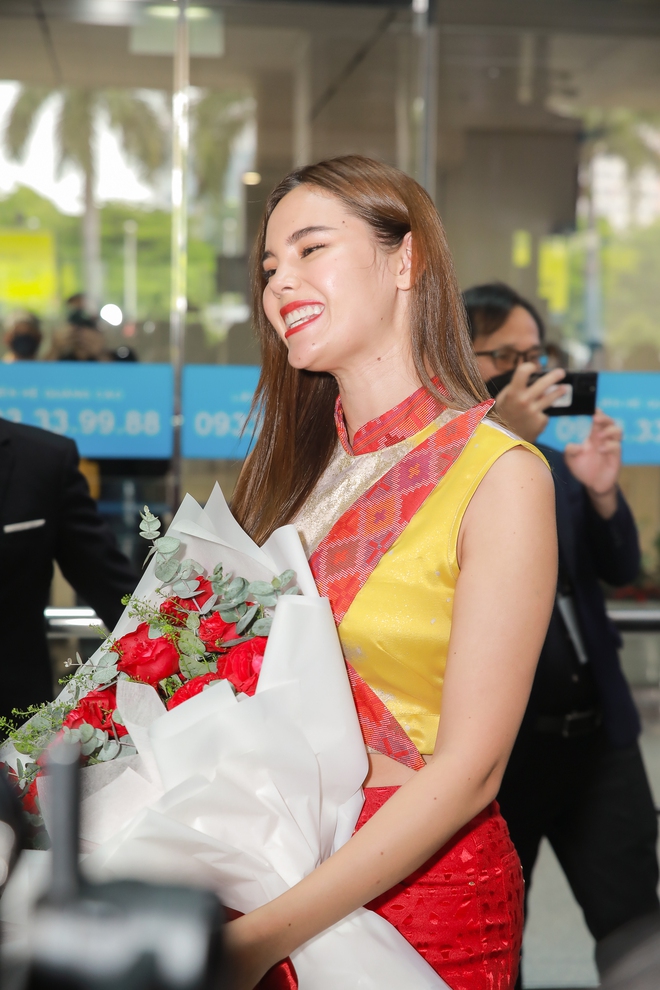 Cận nhan sắc Catriona Gray - Miss Universe 2018 đến Việt Nam, 1 hành động đẹp ghi điểm với fan - Ảnh 6.