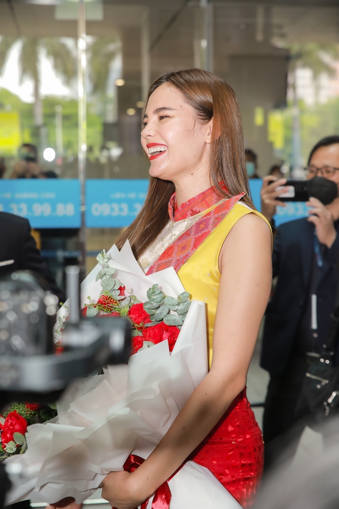 Cận nhan sắc Catriona Gray - Miss Universe 2018 đến Việt Nam, 1 hành động đẹp ghi điểm với fan - Ảnh 6.
