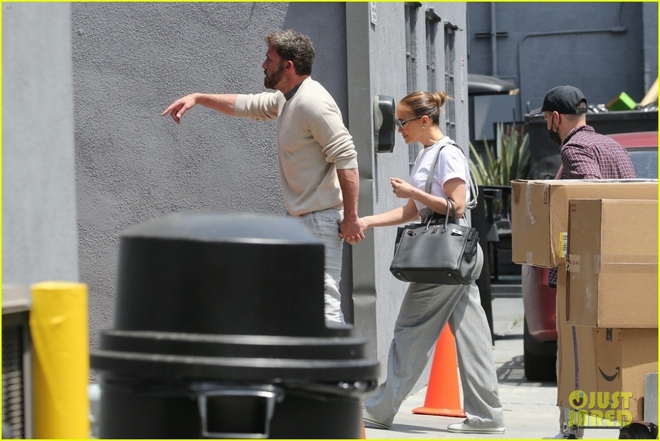 Jennifer Lopez lên đồ điệu đà, tình cảm nắm tay bạn trai trên phim trường - Ảnh 6.