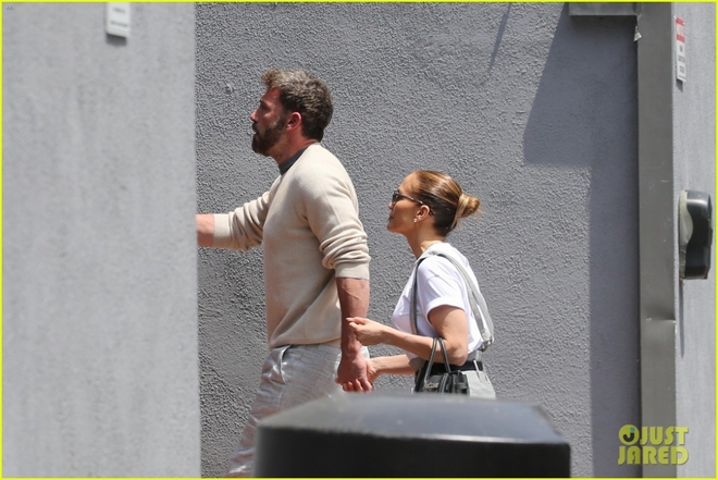 Jennifer Lopez lên đồ điệu đà, tình cảm nắm tay bạn trai trên phim trường - Ảnh 8.