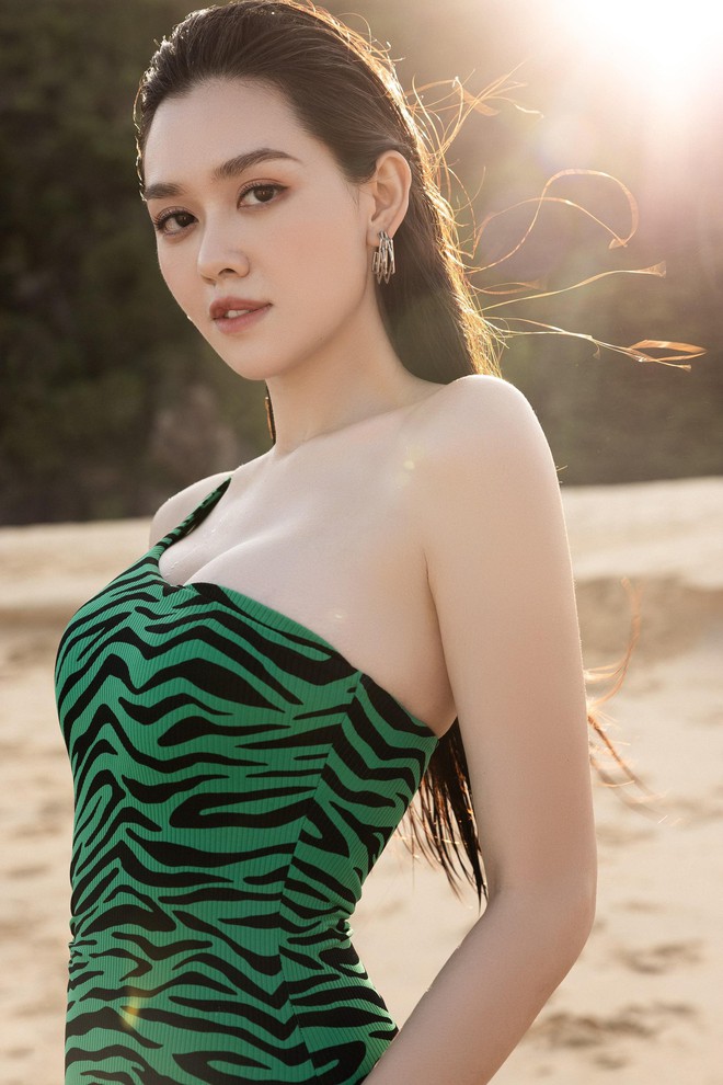 Lương Thùy Linh, Kiều Loan, Tường San cùng diện bikini, đọ sắc vóc nóng bỏng mắt trên biển - Ảnh 9.
