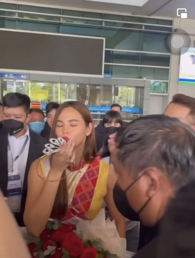 Catriona Gray đến Việt Nam được tặng ngay vương miện và cách ứng xử quá thông minh - Ảnh 5.