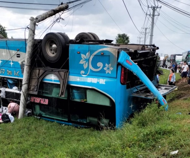 Bình Thuận: Xe khách lao xuống ruộng rồi lật ngửa, 11 người bị thương  - Ảnh 1.