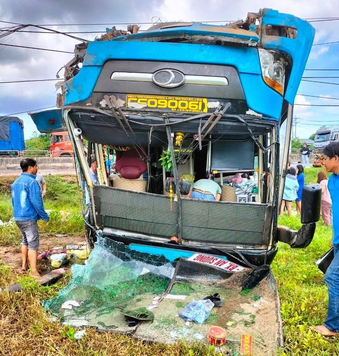 Bình Thuận: Xe khách lao xuống ruộng rồi lật ngửa, 11 người bị thương  - Ảnh 2.