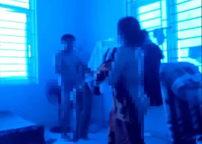 C&aacute;ch chức nữ c&aacute;n bộ kh&ocirc;ng mảnh vải che th&acirc;n với chủ tịch x&atilde; - Ảnh 1.