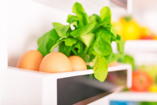 4 loại thực phẩm bạn không bao giờ nên cất ở giá cánh tủ lạnh - Ảnh 2.