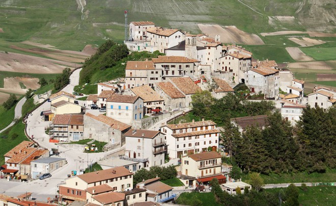 Kỳ diệu ngôi làng cổ nằm lơ lửng ở độ cao 1452 mét, cứ đến mùa hè là biến thành thảm hoa đầy màu sắc giữa châu Âu - Ảnh 1.
