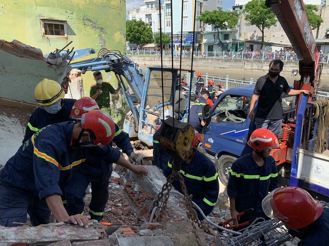 TP.HCM: Sập công trình nhà dân, 2 người thương vong - Ảnh 1.