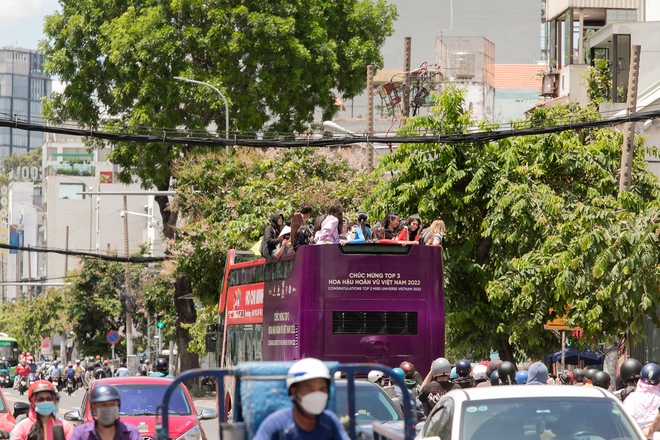 Top 3 Hoa hậu Hoàn vũ Việt Nam diễu hành sau đăng quang: Rất đông fan đi theo dù trưa nắng, nhan sắc 2 Á hậu quả đáng gờm! - Ảnh 16.