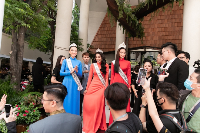 Top 3 Hoa hậu Hoàn vũ Việt Nam diễu hành sau đăng quang: Rất đông fan đi theo dù trưa nắng, nhan sắc 2 Á hậu quả đáng gờm! - Ảnh 9.