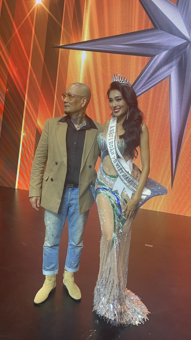 Á hậu Thảo Nhi gây chú ý với khoảnh khắc bên bố ruột sau đêm Chung kết Miss Universe Vietnam - Ảnh 1.