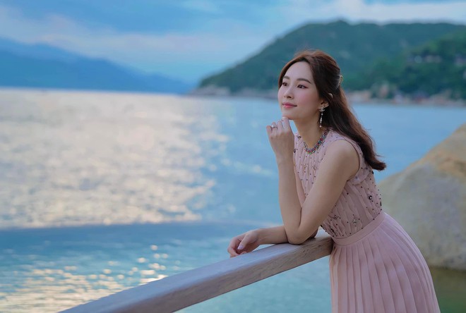 Loạt ảnh đời thường của Hoa hậu Đặng Thu Thảo khiến fan mê mệt - Ảnh 1.
