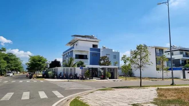 B&ecirc;n trong biệt thự bốc ch&aacute;y, 1 người đ&agrave;n &ocirc;ng trọng thương, b&ecirc;n cạnh khẩu s&uacute;ng - Ảnh 1.