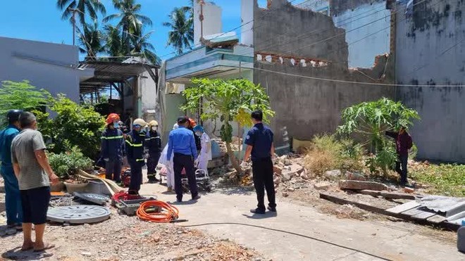 Nha Trang: Sập tường nhà trong lúc tháo dỡ, 2 người thương vong - Ảnh 2.