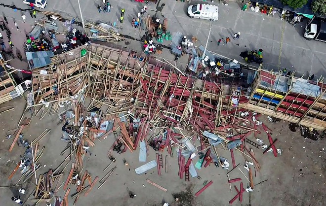 Khán đài trường đấu bò tại Colombia đổ sập, 500 người thương vong - Ảnh 1.
