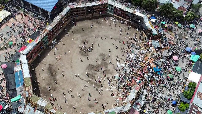 Khán đài trường đấu bò tại Colombia đổ sập, 500 người thương vong - Ảnh 3.