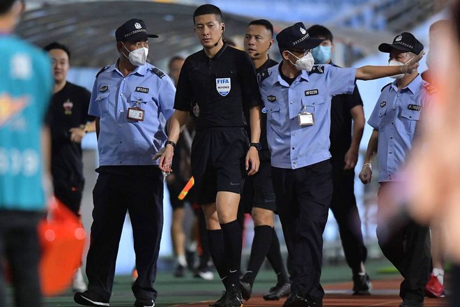 Trọng t&agrave;i Trung Quốc từng bắt trận của U23 Việt Nam bị tấn c&ocirc;ng sau ph&aacute;n quyết tranh c&atilde;i - Ảnh 3.