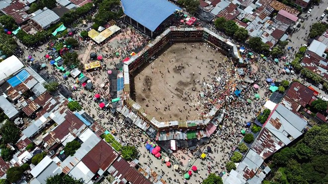 Khán đài trường đấu bò tại Colombia đổ sập, 500 người thương vong - Ảnh 4.